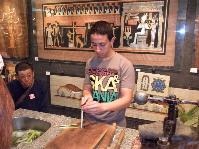 パピルスを作る実演。この店ではパピルスに模様を描いたものを売っていた。確かに丈夫な紙（？）でした。