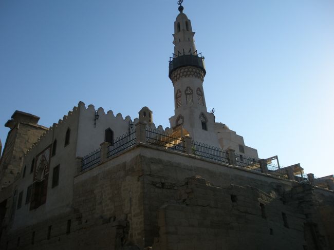 ガーマ・アブー・イル・ハッガーグ<br />神殿が砂に埋もれていたため、神殿の上に建設されたモスク。<br />空中のモスクとも言われる。