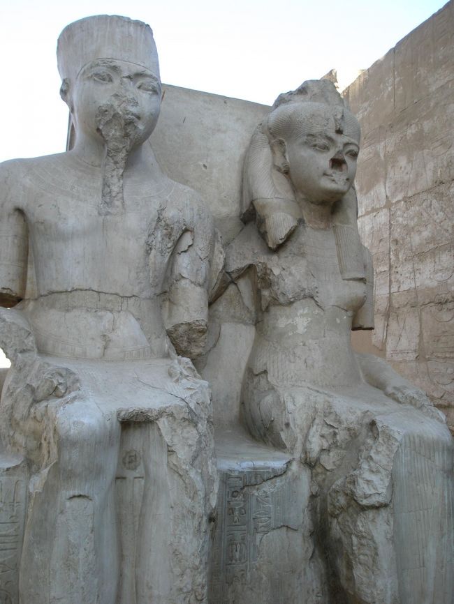 ツタンカーメン（トゥトアンクアムン）と后の像