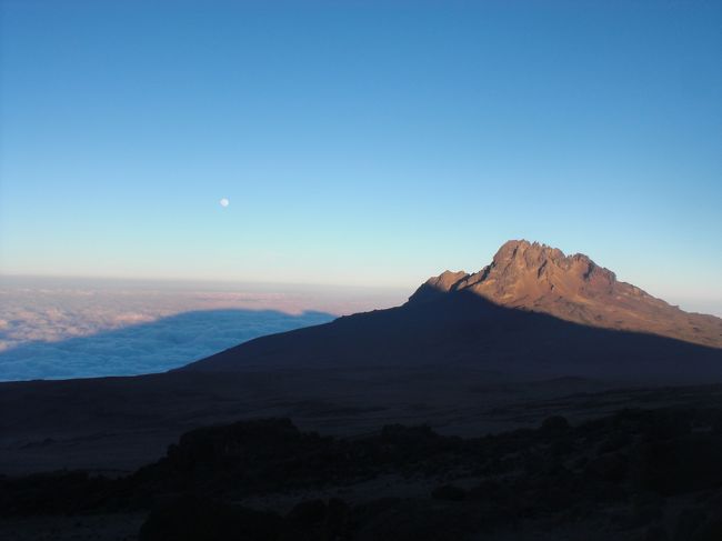 マウエンジー峰にキリマンジャロの影キリが。