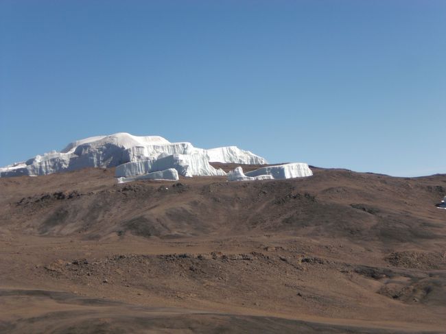 氷河をあとにポーターに抱えられ、下山