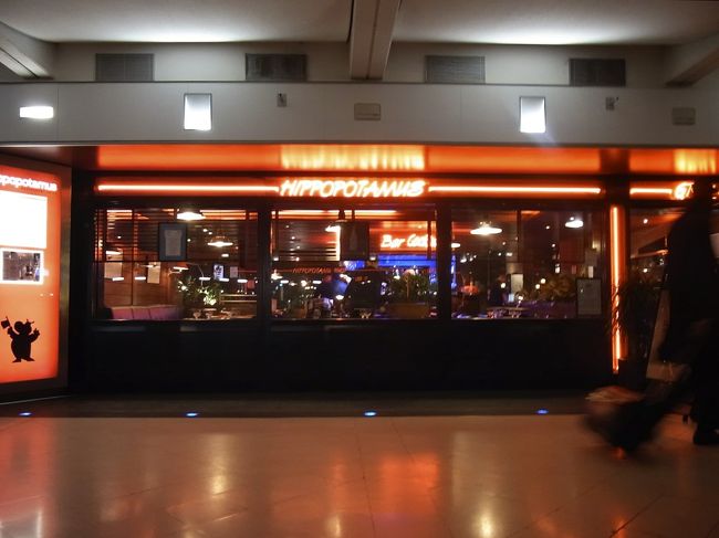 パリのシャルルドゴール空港に到着。バスに乗ってパリの中心部へ向かいます。