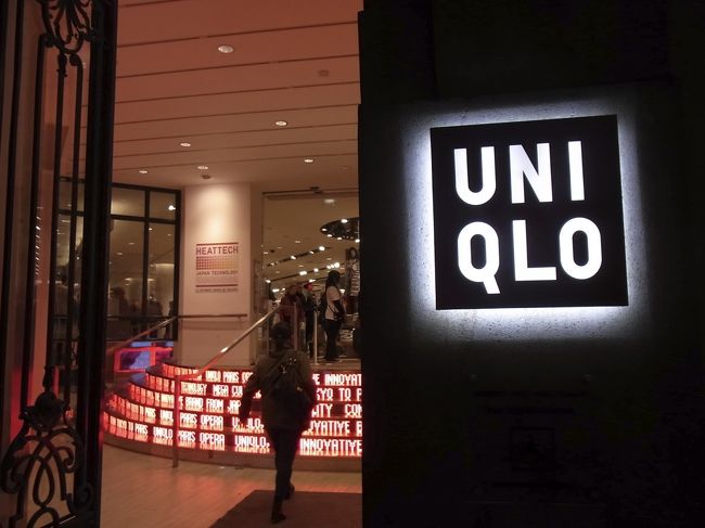 去年はなかったユニクロがロワシーバスを降りてすぐ目に飛び込んできました。