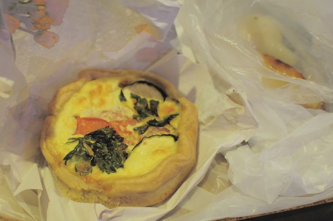 バスティーユホステルの近くで買ったパイで夕飯。