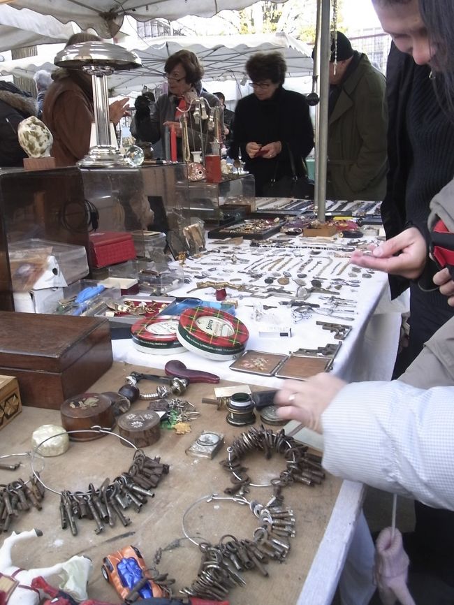 パリの南のほうで土日の午前中にやっている小さな蚤の市に出掛けました。