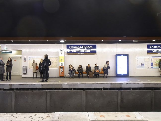 ロンドンに比べて地上から近いので乗りやすい気がするメトロ。