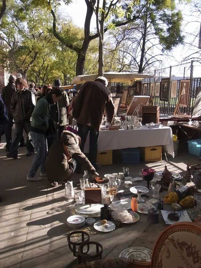 駐車場でやっているフリーマーケットのような雰囲気です。１、２時間あればじっくり見れる規模。