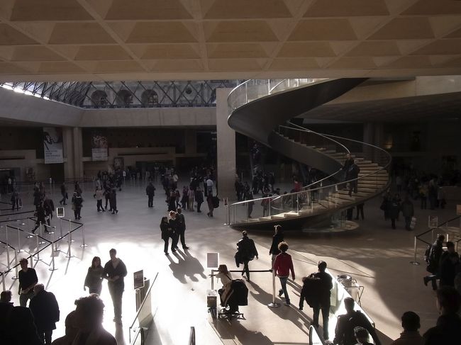 ルーブルのピラミッドの真下の光がきれいさも健在。