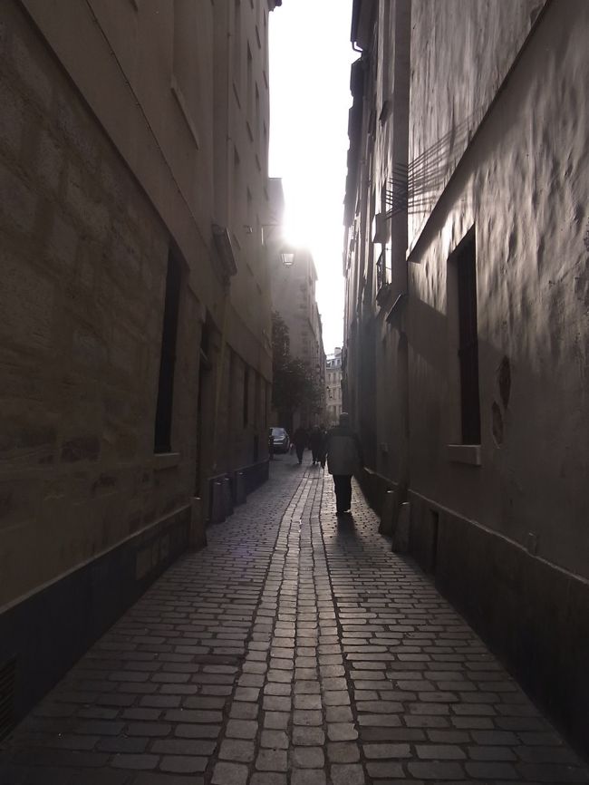 数年前にフランスに住んでいた友人が旅行でパリに来ていたので合流し、彼女オススメのカフェへ。写真はマレ地区の裏路地。