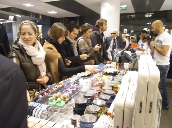 用事のある友人と解散し、去年も覗いたコレットという最先端？セレクトショップへ。１階の雑貨やビジュアルブック、雑誌を見てうろうろ。