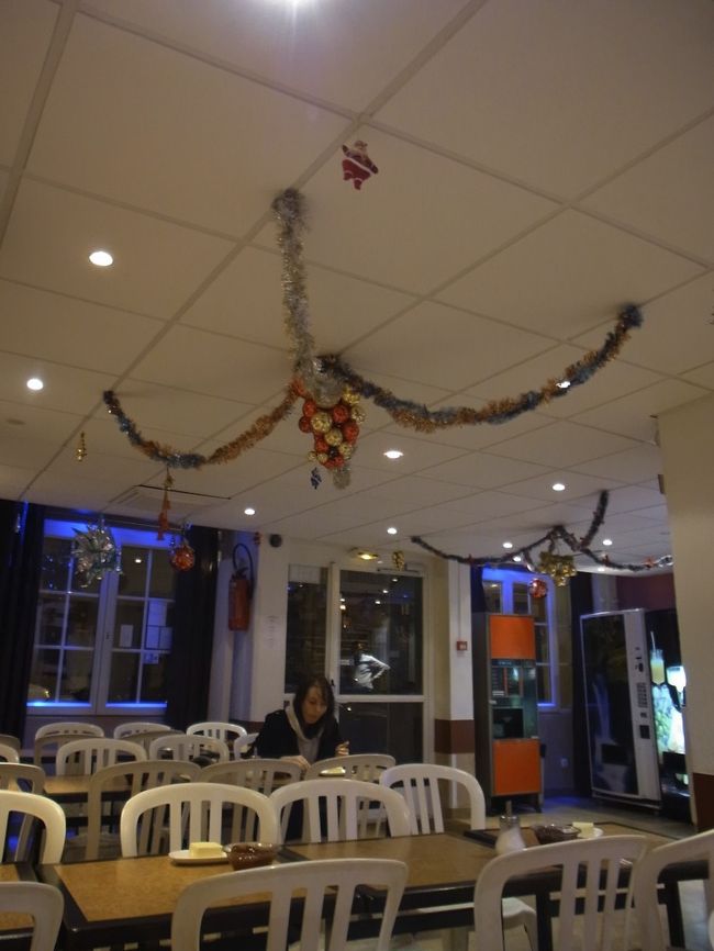 午前中にブリュッセルに行く電車を予約していたので、がんばって早起き。<br /><br />写真はホステルの食堂。朝食込み。といっても朝食は・・・↓