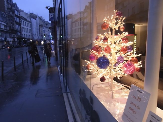 まだ薄暗い早朝。足早に、駅へ。