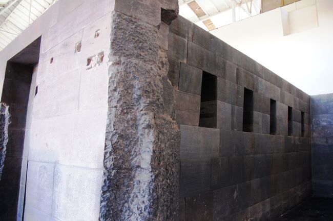 各部屋はこのような石組みで囲まれています。インカ時代の見事な石組みです。<br />