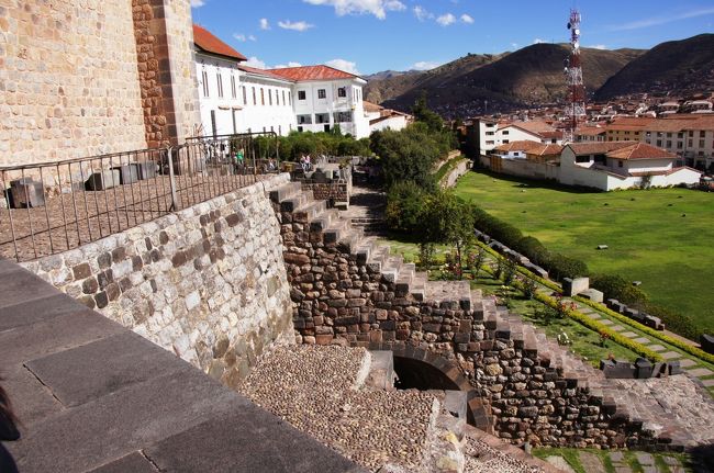 内側からインカの石組みを見るために、外に出てきました。石組み部分から見た広場です。<br />