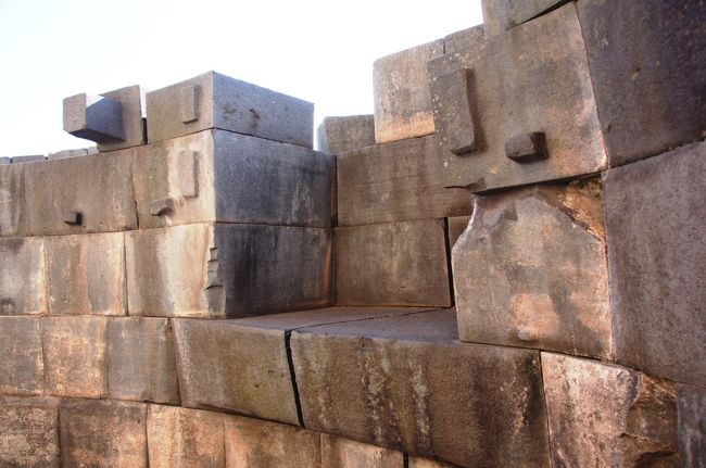 これが石組みの内側です。やや隙間が出来ていたり、割れている部分もありますが、石の合わさり方は見事です。<br />