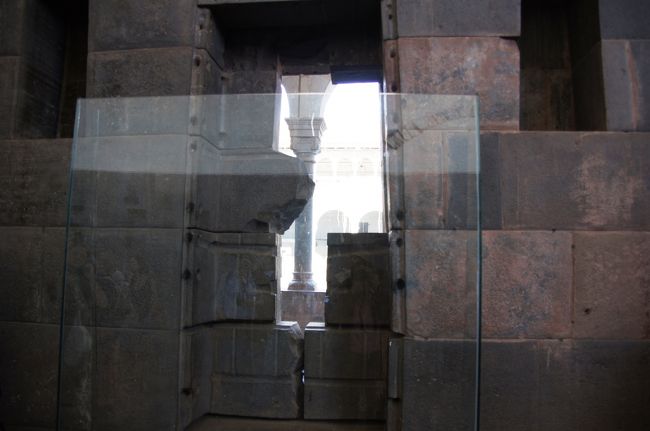 また神殿内に戻り、美しい石組みで囲まれた各部屋を見学します。このガラスで囲まれて保存されている部分の石組みは王のイスだったと言われているものです。<br /><br />