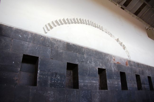 各部屋の石組みはどれもすばらしいものです。壁のへこみにはインカ時代は金や銀の像が飾られていたといいます。インカ帝国を滅ぼしたスペイン人によってすべて持ち去られ、鋳つぶして本国に送られてしまったとのことです。<br />