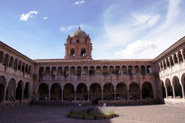 中に入ると、大きなパティオ（中庭）があります。その中央には井戸があります。これをぐるっと囲むように部屋が配置されているのです。<br />