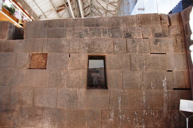 窓はすべての部屋の同じところに開いていて、一番奥の部屋まで見通すことが出来ます。<br />