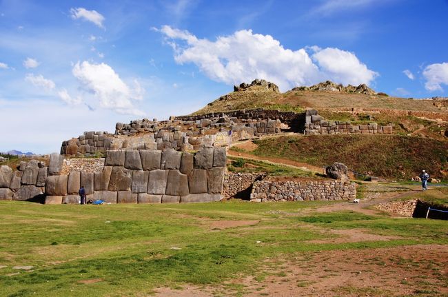 ジグザグになっている石の壁の１つ目ですね。これだけの大きさの石がピタッと合わさっているのが驚きです。<br />