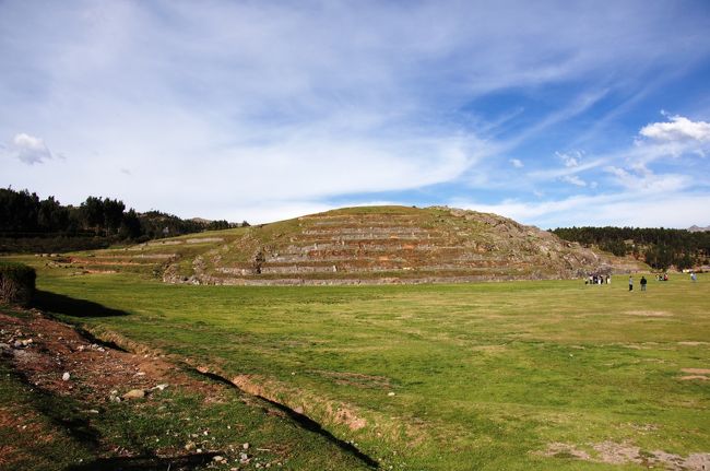 石の壁の平地部分を間にした反対側部分も高台になっていて、人の手が入っています。<br />