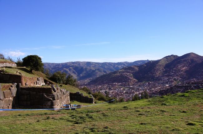 ここからは、クスコの街を一望することが出来ます。クスコは街全体がピューマの形をしていて、サクサイワマンはその頭の部分にあたっているのだそうです。<br />