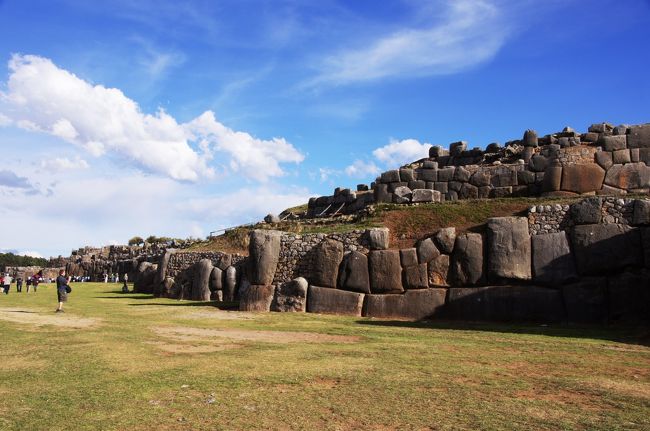 石の壁へと近づいていきます。<br />