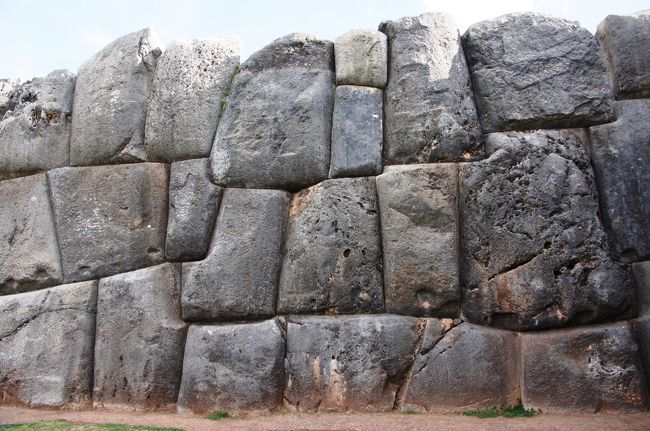 インカの石組み！というのがよくわかります。単純な四角の石だけでなく複雑な形をした石をピタッと合わせています。これでより強固な石組みとなるのでしょうが、これだけ大きな石をどうやって・・・凄いとしか言いようがないです。<br /><br />