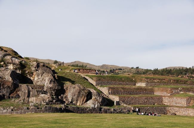 広場を挟んで向かい側は構造が異なり、階段状の構造物が造られています。<br />
