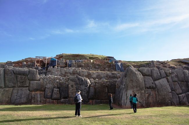 ちょうどジグザグにあたる部分です。このような形状にした意味は何なのだろう？<br />壁の上では作業が行われているようです。補修工事でしょうか。<br />