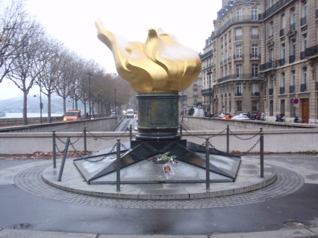 橋の上にはたいまつがあります