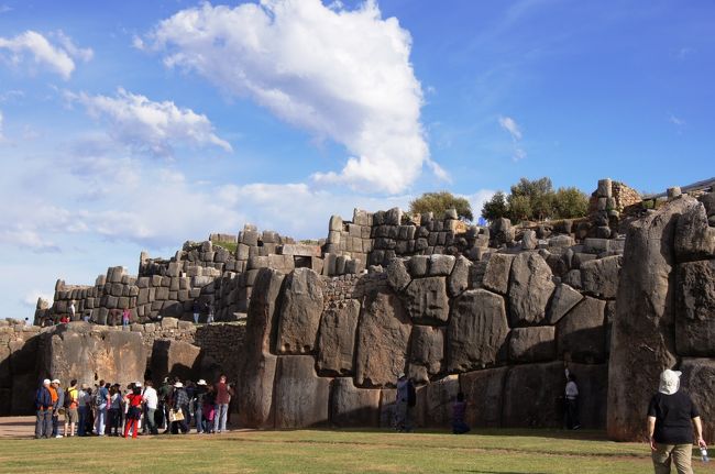 石組みの中には、かなり巨大な石もあります。見てください！近くにいる人と比べてみると３倍くらいの高さがありますよ。車輪を知らなかったインカ人はどうやってこの石を運んだのでしょう？<br />