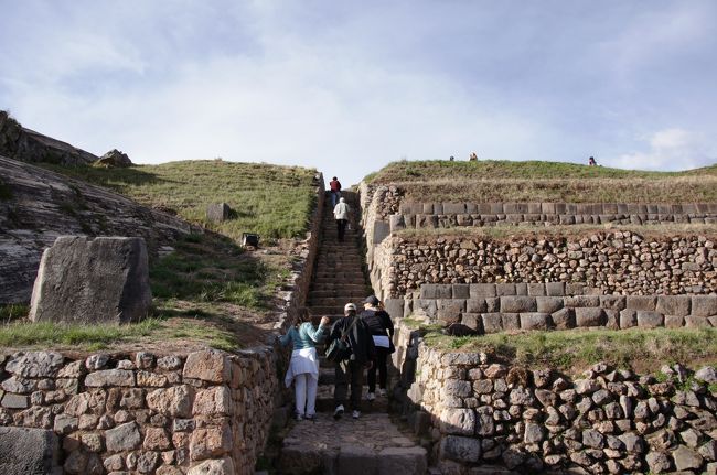 広場を挟んで反対側にある階段状の構造物のほうへとやってきました。登っていく階段があるので、ちょっと登ってみようと思います。<br />