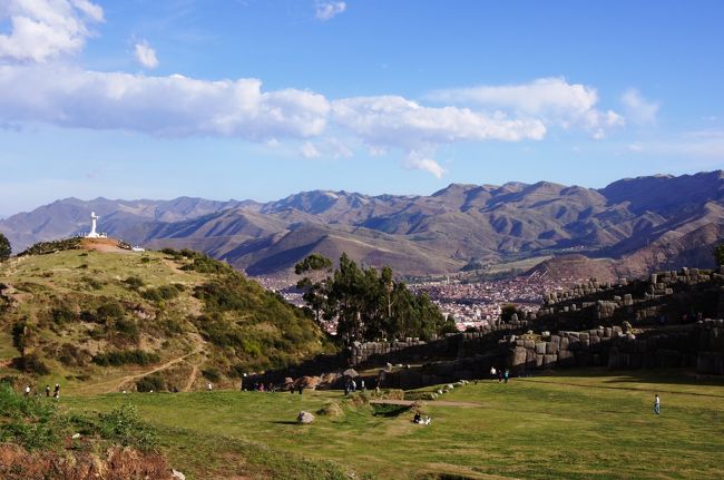 階段で登れる一番上までやってきました（さらに岩山を登れるようでしたが、大変そうなので、それは止めです）。そこからの風景です。クスコの街並みを石組みの向こう、遠くに見ることが出来ます。<br />