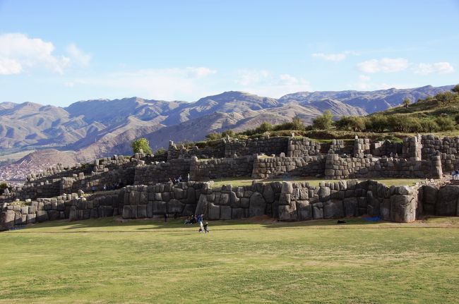 広場を挟んで反対側の石組みをのぞみます。遠くから見てもやはり壮観。<br />