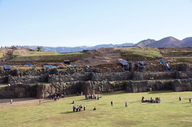 所々にブルーシートが掛けられ、作業が行われているようです。補修なのか発掘なのか・・・<br />しかし、人が豆粒、いや米粒のように小さいですね。<br />