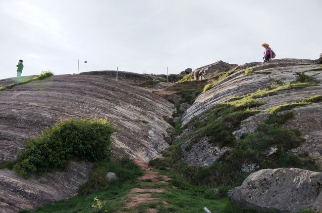 さらに上へと続く、岩山です。登っている人もいましたが、私はやめました。登りにくそうだし。<br />
