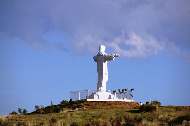 あそこはコルコバードの丘？でもブラジルのリオデジャネイロにあるキリスト像よりはだいぶ小さいですかね（本物を見たことはないのですが）。<br />