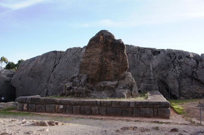 ピューマが浮き彫りにされた約６ｍの巨石です。が、浮彫は正直なところ良くわからなかったです。<br />ここはインカ時代、祭礼場だったそうです。<br />