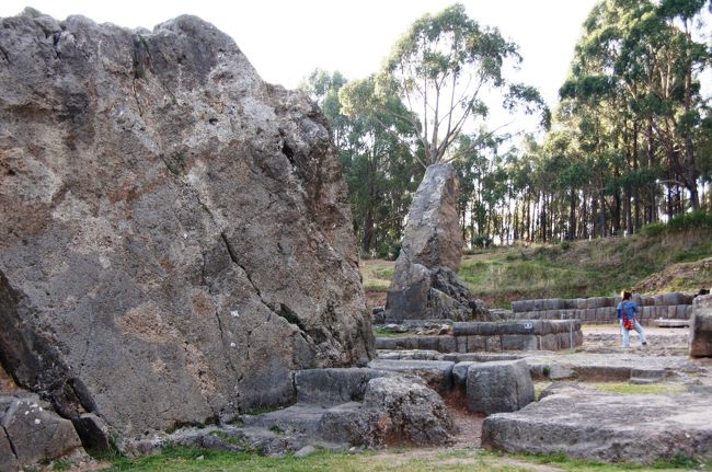 巨石を横から見ると、こんな感じです。厚さはそれほどでもないですね。<br />
