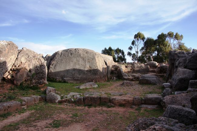 裏側へとまわっていきます。裏側には半洞窟になっている所があって、その中を見学します。<br />