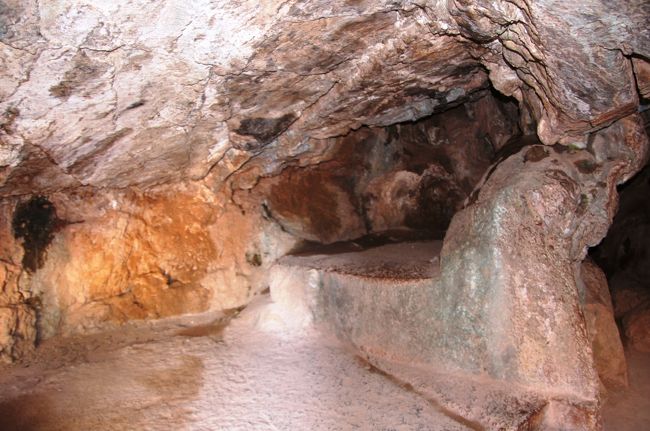 半洞窟の中へと入ってきました。岩が明らかに人の手で加工されています。台のようになっていますが、何に使われたのでしょうか。<br />