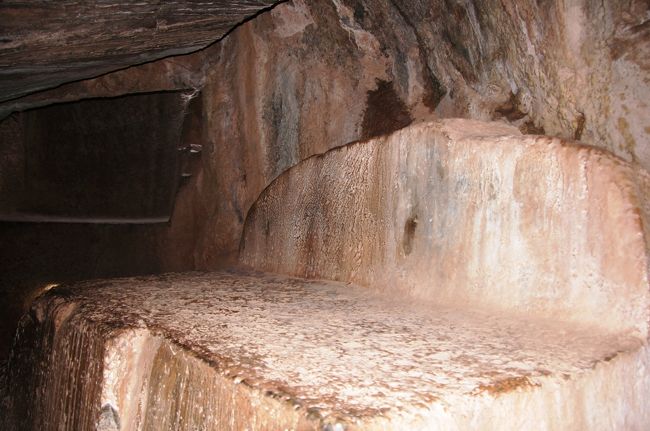 長椅子のようにも、寝台のようにも見えます。案内では、皇帝の座った玉座や生け贄の台がある、ということだったのですが、どれがどれなのかはわかりません・・・<br />