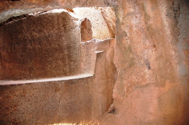 半洞窟なので、日の光も入ってきます。<br />