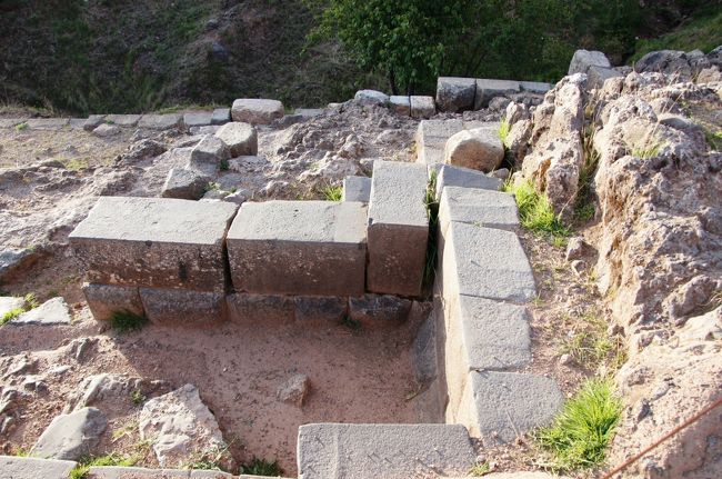 外側には、岩を加工したものだけでなく、他の遺跡でも見られる石組みも見ることが出来ます。<br />