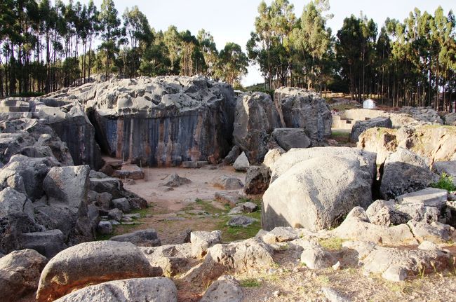 裏側の全景です。岩の前は広場のようになっています。人が集まって祭礼を行ったのでしょうか。<br />