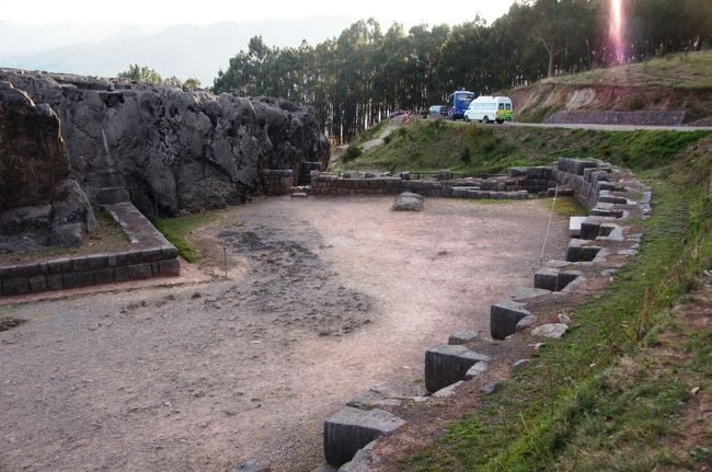 一通りぐるっと見て回って、正面へと戻ってきました。巨石を中心にして、半円状に壁で取り囲まれています。そしてその壁にはイス上の窪みが造られていて、その数は１９もあります。この窪みには布で覆われたミイラが安置されていたということです。<br />