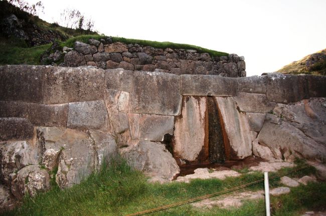 ケンコーを後にして、本日最後の観光スポットへとやってきました。「タンボ・マチャイ」です。駐車場からてくてくと１０分くらいゆるやかな上り坂をあがると、このような遺跡があらわれます。<br />