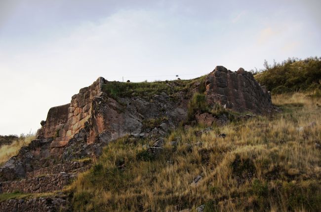 歩いている道を挟んで反対側の高台にも、このような石組みが。これは見張り台だったのだそうです。<br />