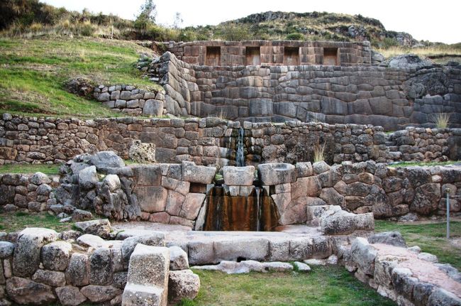 このタンボ・マチャイ、聖なる泉と呼ばれ、年間を通して常に同じ量の水が湧いているそうです。インカ時代は王の沐浴場だったそうで、先ほどの見張り台も王に近づく危険人物がいないかを監視するところだったということです。<br />